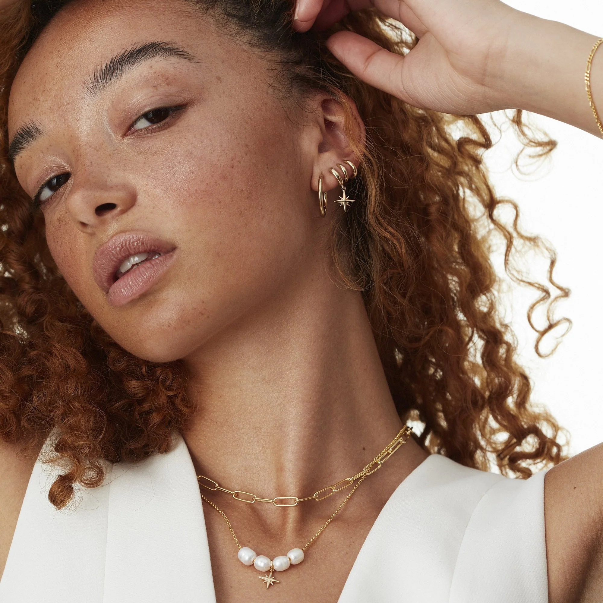 Huggie Earrings Gold - Image 3